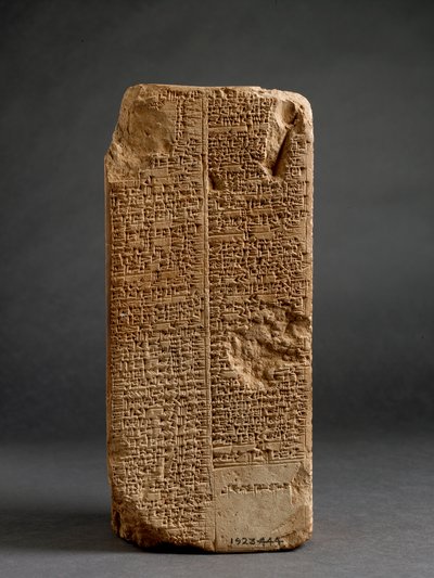 Sült agyag prizma ("Weld-Blundell prizma") a sumér királylistával, amely uralkodókat ad az "özönvíz előtt" és az isini Sin-magir királynak (Kr. e. 1827-17) ékírással, valószínűleg Larsából, alkotó: Sumerian